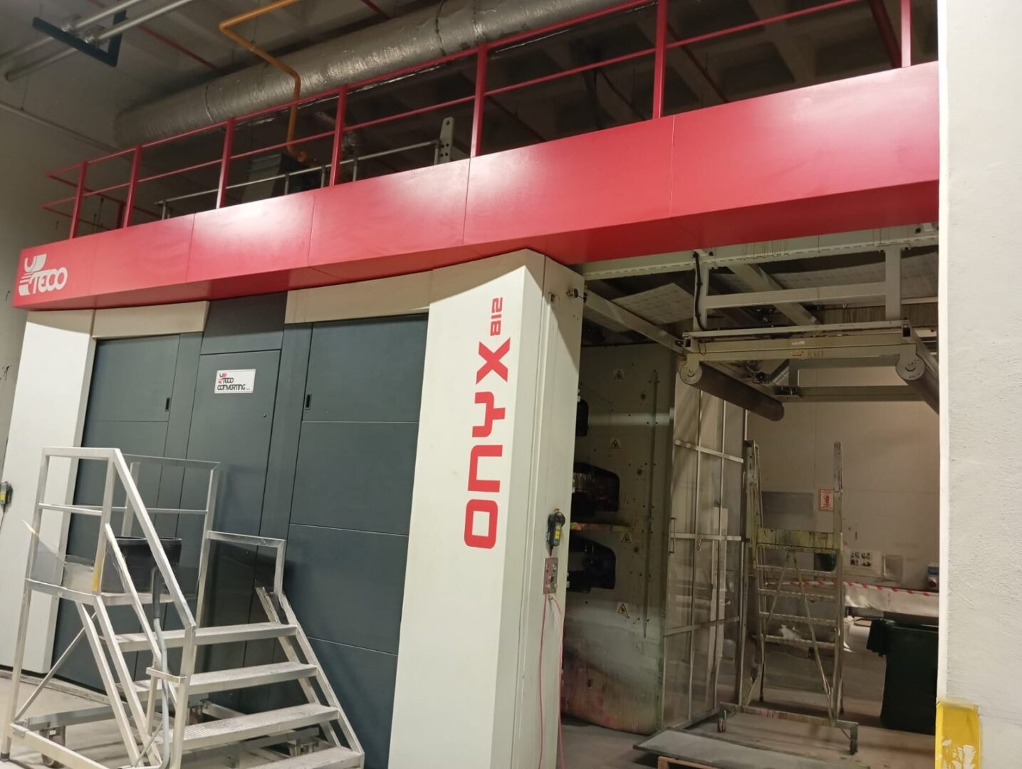 UTECO ONYX 812 printing section and machine enclosure
